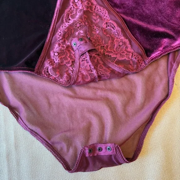 Daisy Fuentes NWOT Deep Purple Velvet Lace Bodysuit Lingerie - Picture 6 of 8